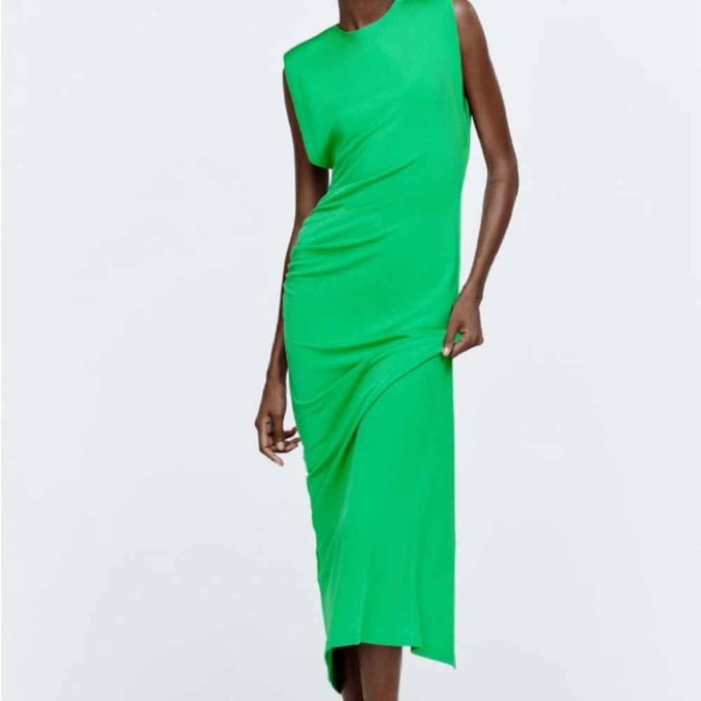 Zara Green dress with rushed on the side. Size:M